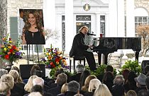 Ο Άξελ Ρόουζ τραγουδάει στην κηδεία της Λίσα Μαρί Πρέσλεϊ