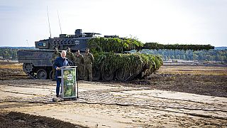Archives : le chancelier allemand Olaf Scholz devant un char allemand "Leopard 2", le 17/10/2022