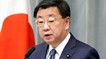 Macuno Hirokazu japán kabinetfőnök sajtótájékoztatót tart 2022. június 22-én - képünk illusztráció