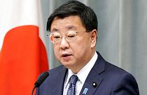 Macuno Hirokazu japán kabinetfőnök sajtótájékoztatót tart 2022. június 22-én - képünk illusztráció