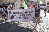 Az állatok jogaiért tüntetők egy csoportja Lisszabonban.