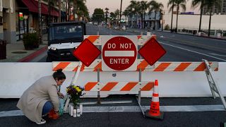 Une femme dépose des fleurs près du lieu de la fusillade, à Monterey Park.