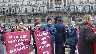 Los Médicos Internacionales para la Prevención de la Guerra Nuclear (IPPNW) manifestaron el domingo frente al ayuntamiento de Hamburgo.