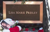 Un fan lascia un peluche in omaggio a Lisa Marie Presley, deceduta il 12 gennaio.