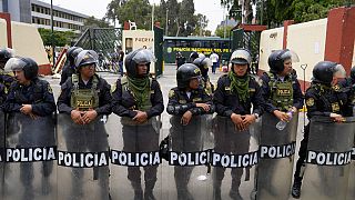 La policía vigila la Universidad de San Marcos en Lima, Perú, el sábado 21 de enero de 2023