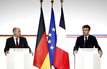 Olaf Scholz német kancellár és Emmanuel Macron francia elnök közös sajtótájékoztatója