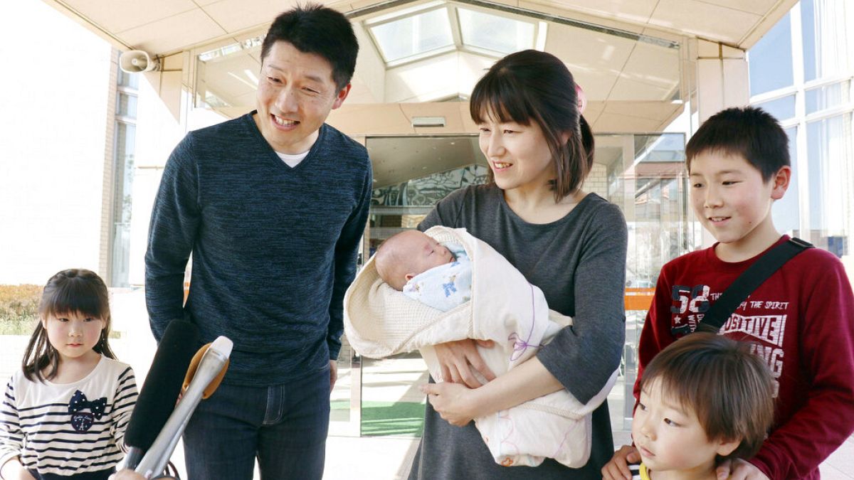 Japán család indul haza a kórházból újszülöttjükkel 2019-ben