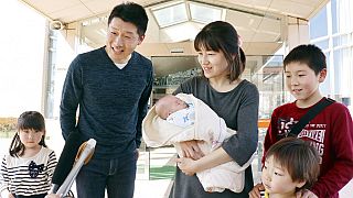 Japán család indul haza a kórházból újszülöttjükkel 2019-ben