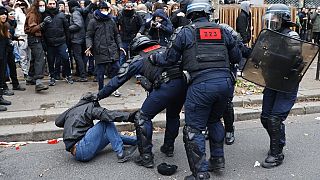 Paris'teki emeklilik reformu protestolarında göstericilere müdahalede bulunan güvenlik güçleri