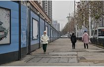 صينيون في شوارع ووهان