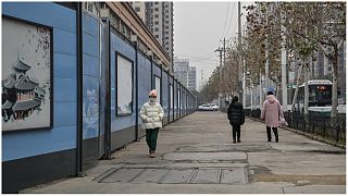 صينيون في شوارع ووهان