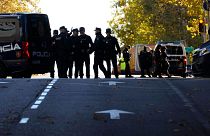 افسران پلیس در منطقه مجاور سفارت ایالات متحده در مادرید اسپانیا، در پی اعلام دریافت یک بمب پستی به تاریخ پنجشنبه اول دسامبر ۲۰۲۲ 