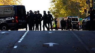 افسران پلیس در منطقه مجاور سفارت ایالات متحده در مادرید اسپانیا، در پی اعلام دریافت یک بمب پستی به تاریخ پنجشنبه اول دسامبر ۲۰۲۲ 