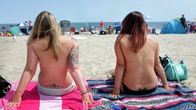 Девушки-топлес на пляже в США участвуют в глобальной акции Free the Nipple во время Go Topless Day (2017 г.)