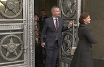 Der estnische Botschafter in Russland Margus Laidre verlässt das Botschaftsgebäude in Moskau