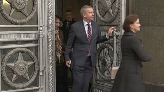 Der estnische Botschafter in Russland Margus Laidre verlässt das Botschaftsgebäude in Moskau