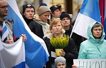 Des manifestants opposés à la guerre lors d'une manifestation près de l'ambassade russe à Tallinn, en Estonie, samedi 15 octobre 2022. 
