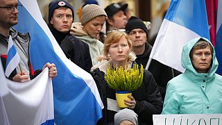 Des manifestants opposés à la guerre lors d'une manifestation près de l'ambassade russe à Tallinn, en Estonie, samedi 15 octobre 2022.