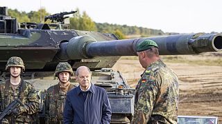 Olaf Scholz tavaly ősszel német katonákkal, egy Leopard-2 előtt