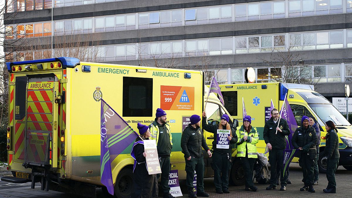 عمال الإسعاف يعتصمون في شارع كرويدون في بريستول، إنجلترا، الاثنين 23 يناير/كانون الثاني 2023.