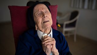صورة التقطت لـ"عميدة سن البشرية" الراهبة الفرنسية أندريه في دار رعاية سانت كاثرين لابوري في تولون، جنوب فرنسا، وذلك قبل وفاتها في 17 يناير، 2023 عن عمر 118 عاماً.