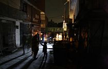 Pakistan'ın Rawalpindi kentinde yaşanan elektrik kesintisi (arşiv) 