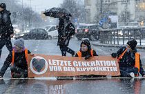 Az "Utolsó generáció" tagjai ezúttal Drezdában ragasztották magukat az utcához