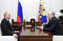 Rusya'nın en zengin iş insanlarından olan Nornickel şirketinin patronu Vladimir Potanin (sağ), Rusya lideri Vladimir Putin'le sohbet ederken