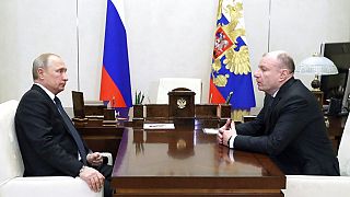 Rusya'nın en zengin iş insanlarından olan Nornickel şirketinin patronu Vladimir Potanin (sağ), Rusya lideri Vladimir Putin'le sohbet ederken