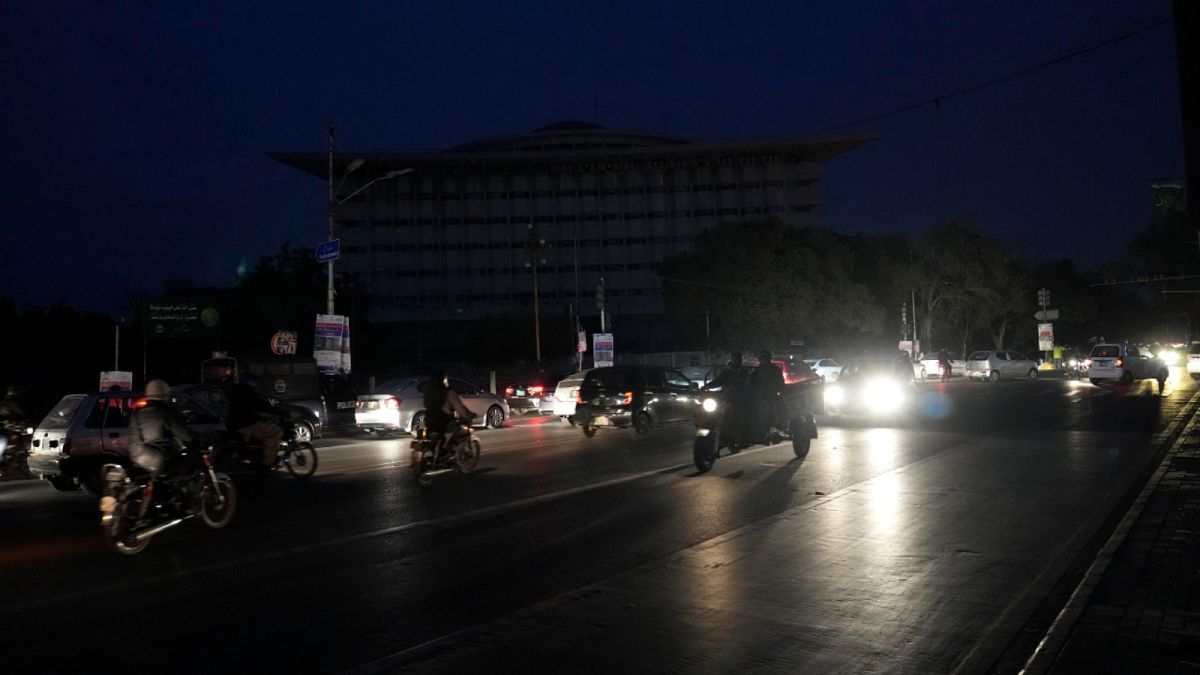 شوارع مدينة لاهور تحت الظلام
