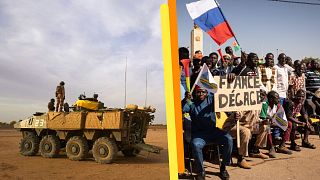 A g. : véhicule militaire français dans le nord du Burkina ( 09/11/2019) / A dr. : manifestation anti-française à Ouagadougou (20/01/2023)