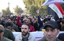 محتجون عراقيون، خلال مظاهرة أمام السفارة السويدية في بغداد ردا على حرق المصحف في السويد، بغداد ، العراق ، الاثنين 23 يناير/كانون الثاني 2023.
