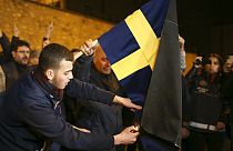 Διαδηλωτές επιχειρούν να κάψουν την σουηδική σημαία έξω από το προξενείο της Σουηδίας στην Κωνσταντινούπουλη