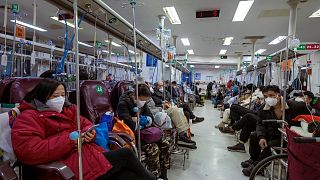 Infúziót kapnak betegek egy sanghaji kórház folyosóján