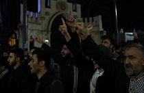 Török tüntetők az isztambuli svéd konzulátus épülete előtt