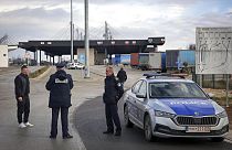 Κοσοβάροι αστυνομικοί στο συνοριακό πέρασμα μεταξύ Σερβίας - Κοσόβου