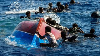Лодка с мигрантами, опрокинувшаяся в Средиземном море  при переправе в Европу
