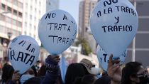 Estudiantes universitarios durante una protesta en conmemoración del Día Mundial contra la Trata de Personas, en La Paz, Bolivia, el 29 de julio de 2022. (ARCHIVO).
