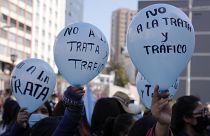 Estudiantes universitarios durante una protesta en conmemoración del Día Mundial contra la Trata de Personas, en La Paz, Bolivia, el 29 de julio de 2022. (ARCHIVO).