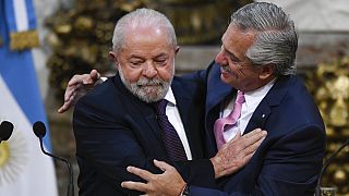 Der brasilianische Präsident Lula da Silva mit seinem argentinischen Amtskollegen Alberto Fernández in Buenos Aires, 23.01.2023 