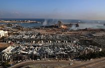 آثار الانفجار في مرفأ بيروت الذي أدّى لتدمير أحياء بأكملها في العاصمة اللبنانية وأسفر عن مقتل أكثر من 215 شخصاً وفاقم الانهيار الاقتصادي في البلاد، 4 أغسطس 2020.