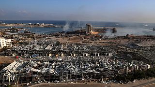 آثار الانفجار في مرفأ بيروت الذي أدّى لتدمير أحياء بأكملها في العاصمة اللبنانية وأسفر عن مقتل أكثر من 215 شخصاً وفاقم الانهيار الاقتصادي في البلاد، 4 أغسطس 2020.