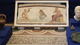 Pompei sanatının klasik tarzında yapılmış fresk, Herkül'ü bir yılanı boğan bir çocuk olarak tasvir ediyor.