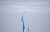 Спустя десятилетие после обнаружения первых трещин огромный айсберг откололся от ледяного шельфа.