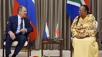 Der russische Außenminister Sergej Lawrow im Gespräch mit seiner südafrikanischen Amtskollegin Naledi Pandor.