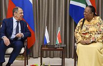 Der russische Außenminister Sergej Lawrow im Gespräch mit seiner südafrikanischen Amtskollegin Naledi Pandor.