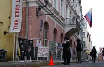 Varias personas pasan por delante de la embajada rusa en Tallin, Estonia, el lunes 23 de enero de 2023. 