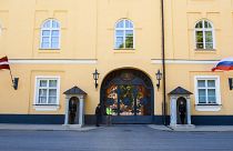 Флаги Латвии и России развеваются на Рижском замке в честь 100-летия подписания Латвийско-российского мирного договора 11 августа 2020 года