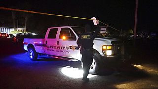 Un vehículo del Sheriff cerca de la escena de un tiroteo el lunes, 23 de enero de 2023, en Half Moon Bay, California.