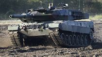Un tanque Leopard 2 durante un evento de demostración celebrado para los medios de comunicación por el Bundeswehr alemán en Munster, Alemania, 28 de septiembre de 2011.